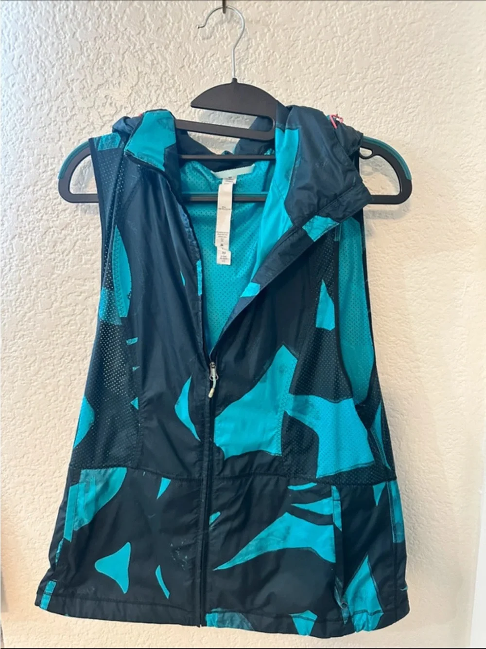 lululemon athletica Sleeveless Hooded Vest in Teal and Black